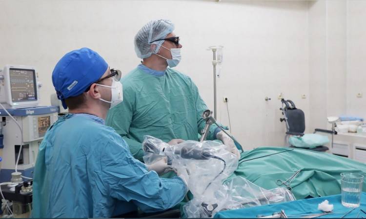 Доцент кафедры госпитальной хирургии НИУ «БелГУ» провёл первую в стране операцию на гортани с 3D-визуализацией